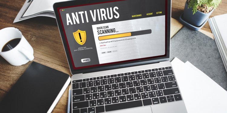 Antivirus program scanning computer 